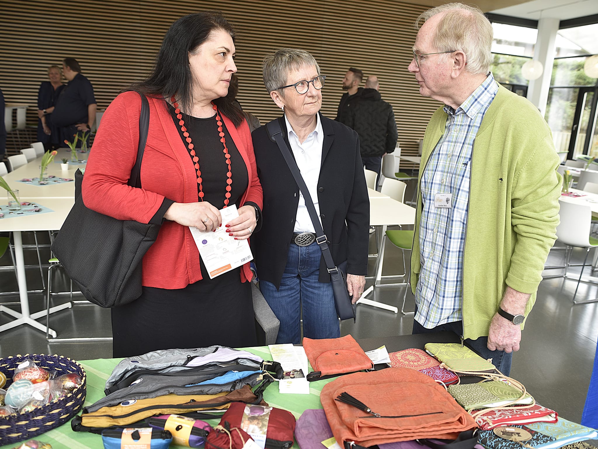 Experten am Stand des Weltladens Herrenberg unter sich. Von links:  Antonietta Scarano, Sonja Prüssner (beide vom Weltladen Holzgerlingen) und Günther Wolz (Weltladen Herrenberg).