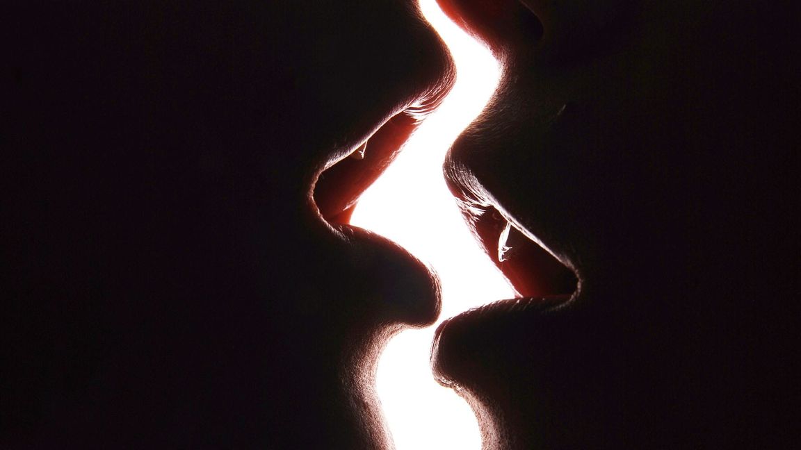 Küssen, die intime Berührung der Lippen, kennen wir als liebevolle Geste der Zuneigung zweier Menschen