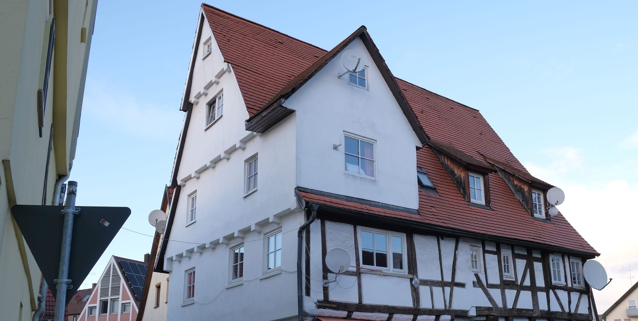 Im 200-Meter-Umkreis von Fachwerk- und anderen historischen Gebäuden, hier das so genannte Kepler-Haus an der Ecke Keplerstraße/Bachstraße, ist Feuerwerk verboten. Daraus ergibt sich ein Verbot für den gesamten Magstadter Ortskern.