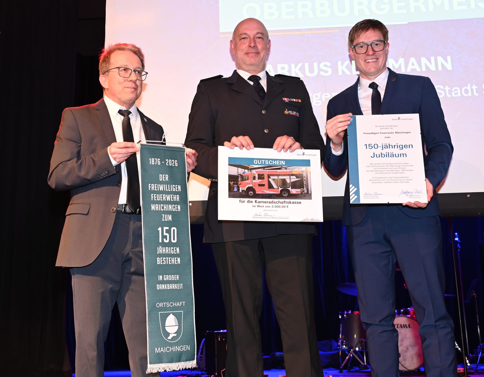 Geschenke für die Maichinger Wehr (von links): Ortsvorsteher Wolfgang Stierle mit dem Modell eines Banners, das dann am Festwochenende (24. bis 26. Juli) überreicht werden soll, Abteilungskommandant Sascha Luft mit dem 2?000-Euro-Scheck für die Kameradsch