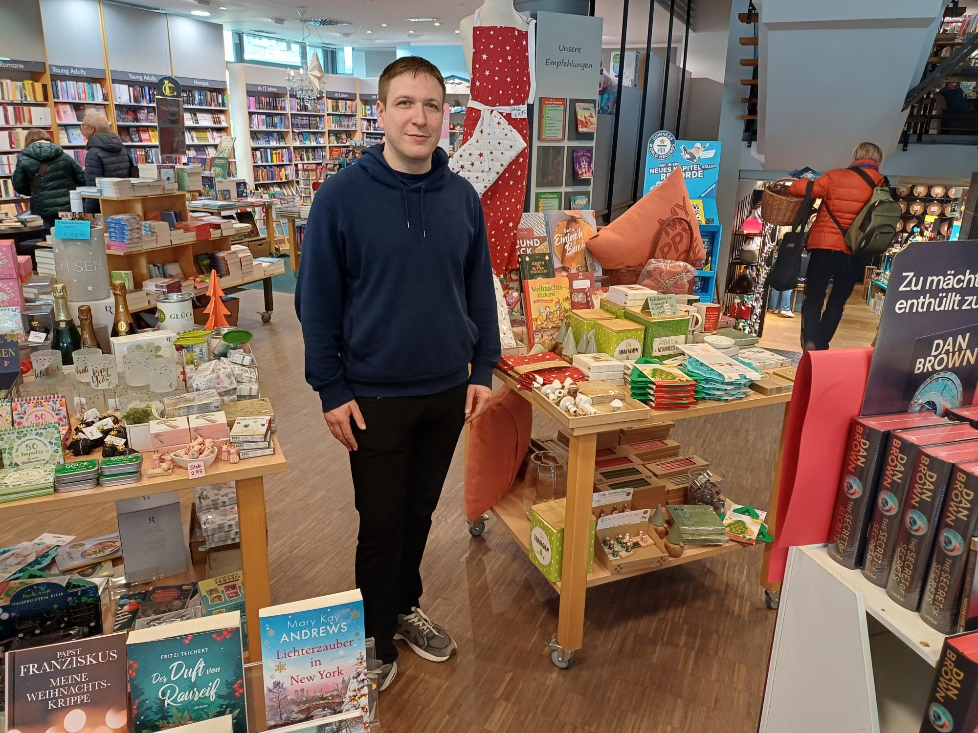 Buchhändler Daniel Messerschmidt in der Buchhandlung Röhm macht die heiße Phase vor den Feiertagen  Spaß.