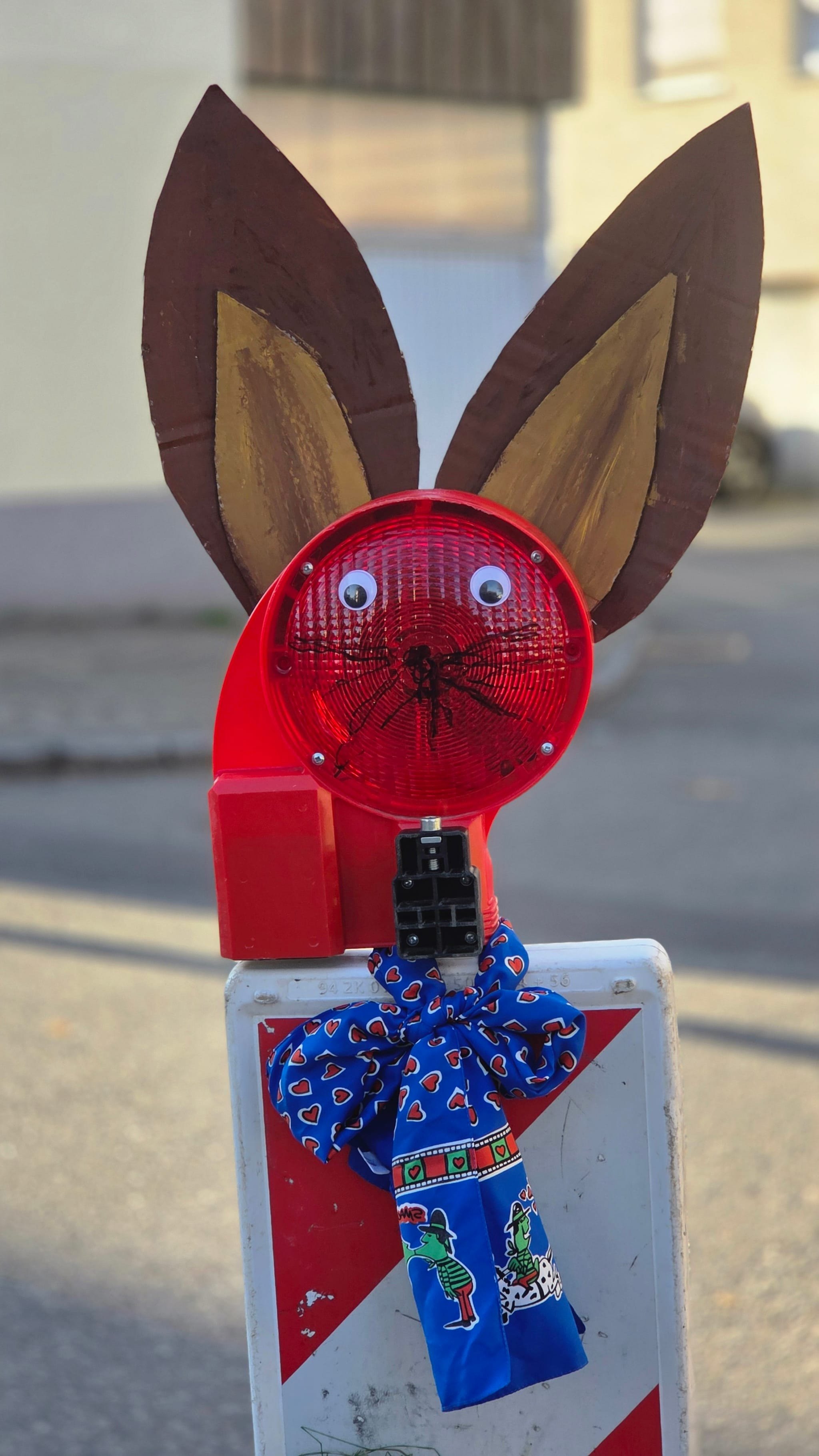 Mit Ohren, Schleife und Ei: Aus einer Baustellenbake wird in Magstadt ein Osterhase.