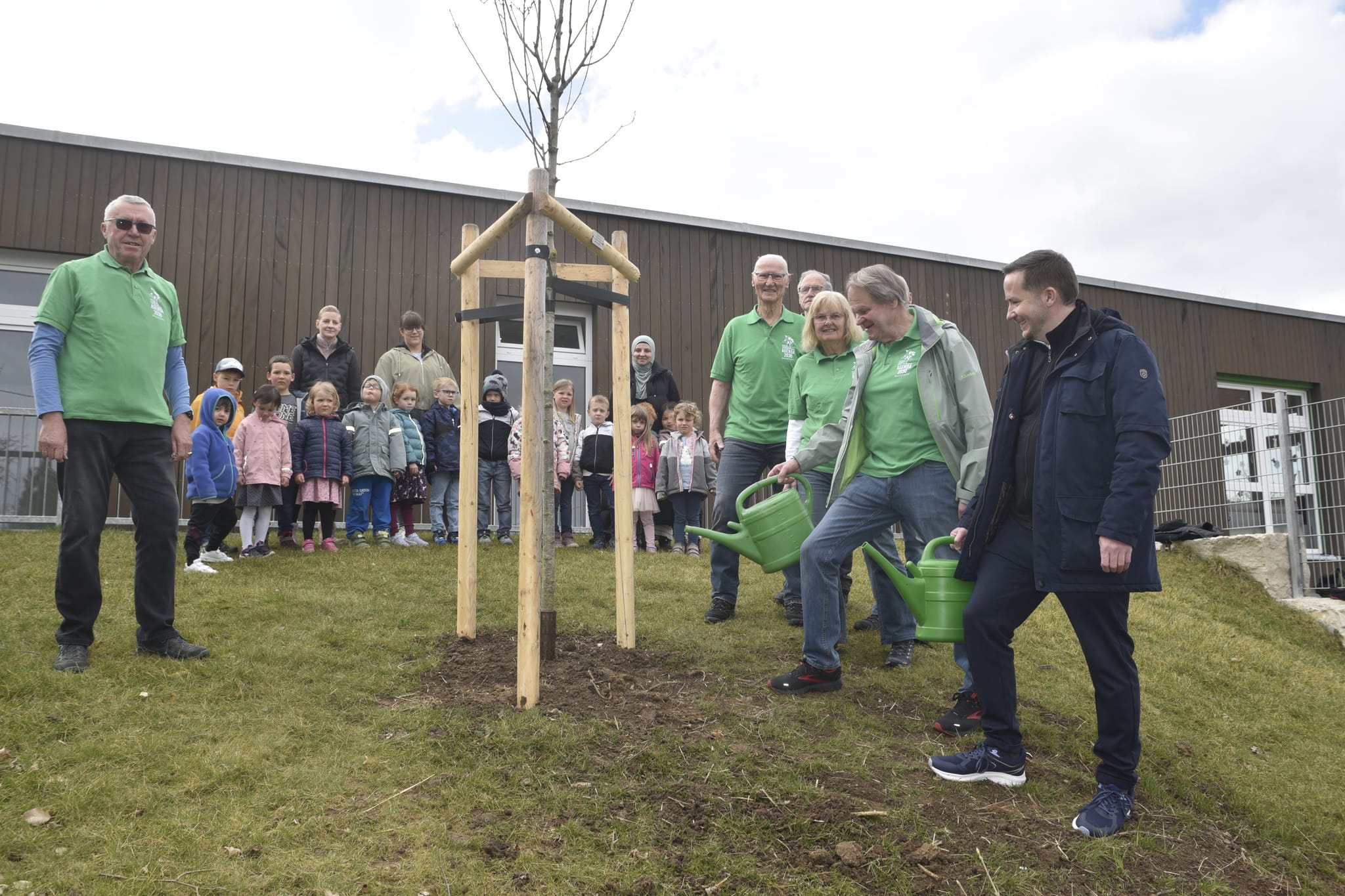 Mitglieder des Arbeitskreises Natur und Umwelt mit Bürgermeister Florian Glock (rechts) und einer Ü3-Gruppe aus dem neuen Gollenbergkindergarten am Jubiläumsbaum der Magstadter Agenda-Gruppe. Bild: Reichert