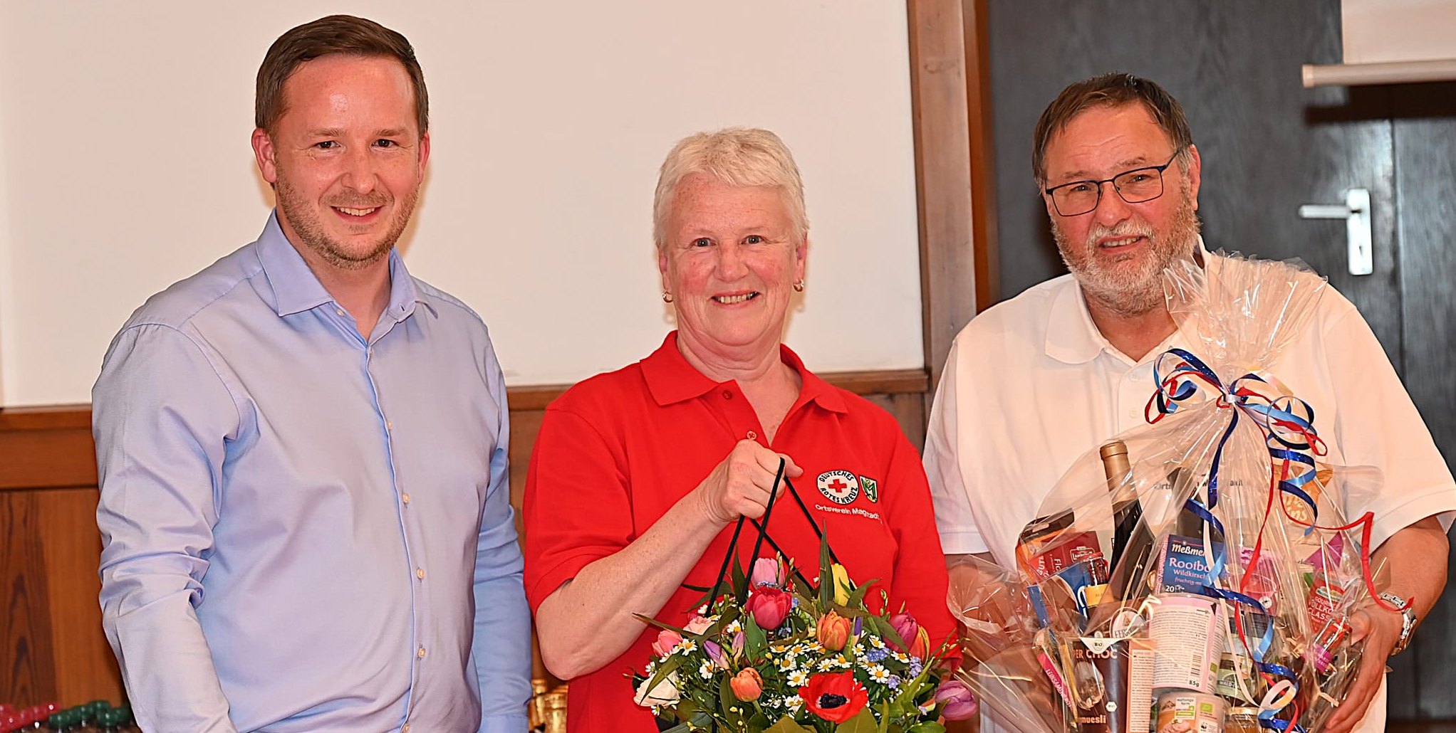 Bürgermeister Florian Glock sowie Karin und Horst Gaiser.