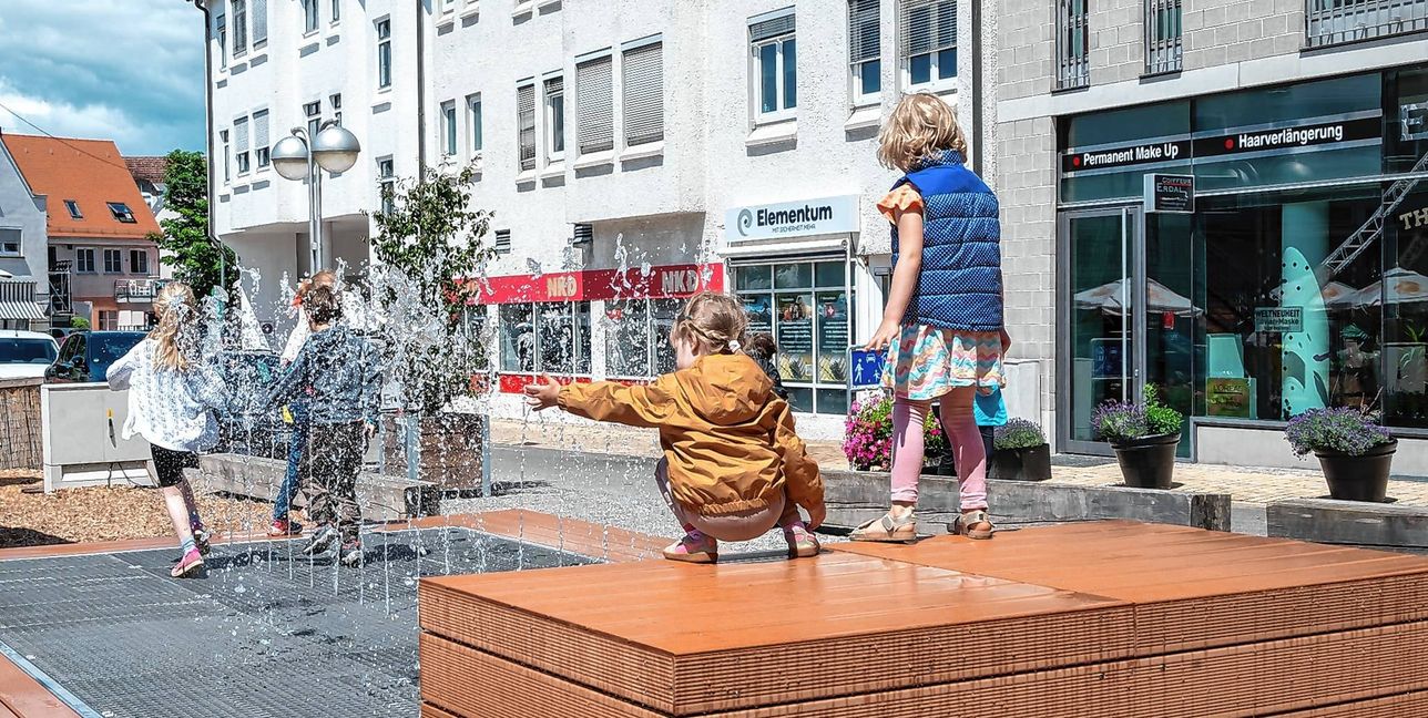 Vor allem Kinder sind begeistert von der Idee, durch die Fontänen hindurch zu flitzen. Nass wird man sowieso.