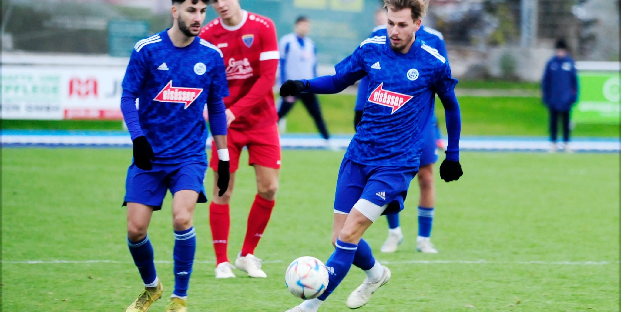 Überragend: Gianluca Gamuzza (links) schnürte gegen Darmsheim den Doppelpack und erzielte dabei auch noch seinen zwölften Saisontreffer. Damit zog er  mit dem ligaweit führenden Baran Ates vom TSV Bad Boll gleich. David Weinhardt (am Ball) traf dreimal.Bild: Photostampe