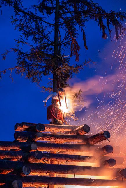 Hoch oben sitzt die Hexe.