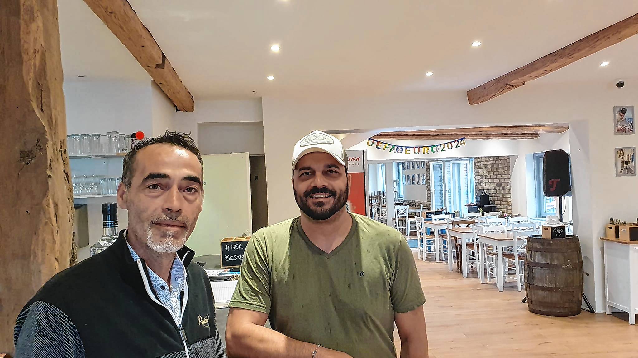 Izet "Toni" Krasniqi und Adriano Scarano in der Bar.