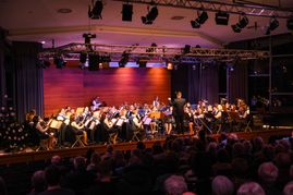 Die Stadtkapelle Böblingen in brandneuen Uniformen beim Jahreskonzert am 1. Advent 2023.