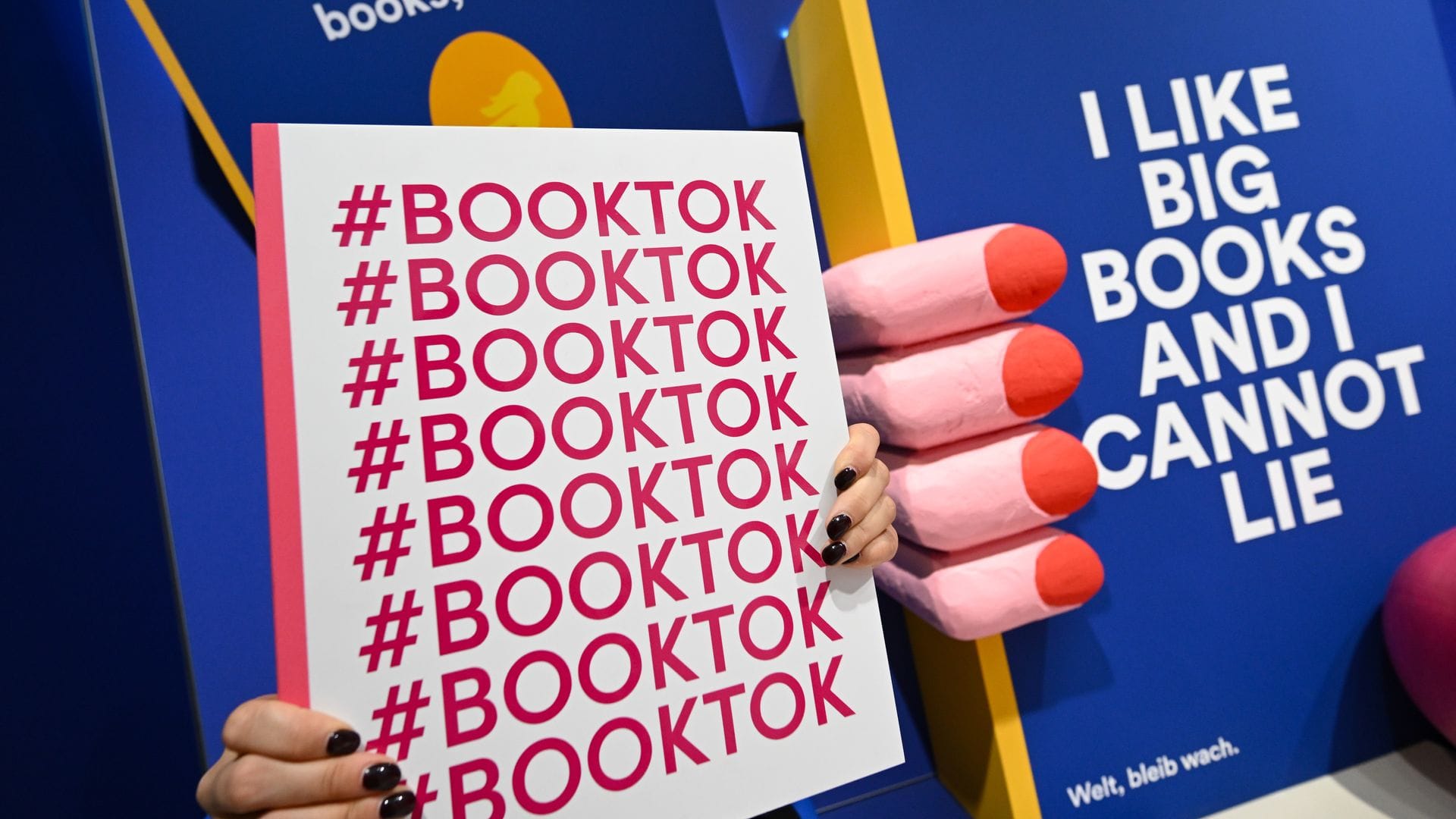 In der BookTok-Community tauschen sich vor allem junge Menschen über ihre Lieblingsbücher aus. (Archivbild)