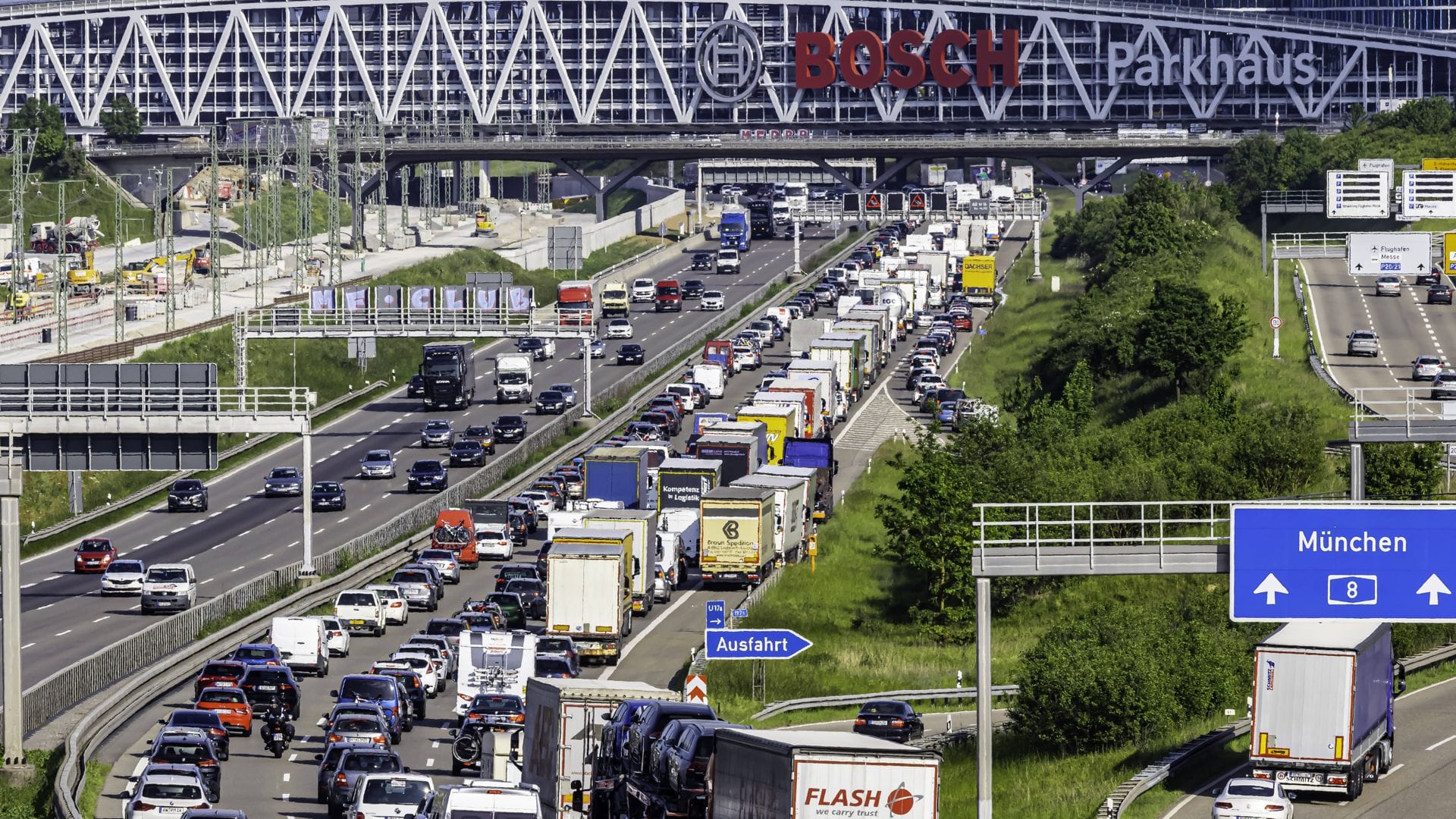Auch auf der A8 im Raum Stuttgart kann es an Pfingsten voll werden. (Archivbild)