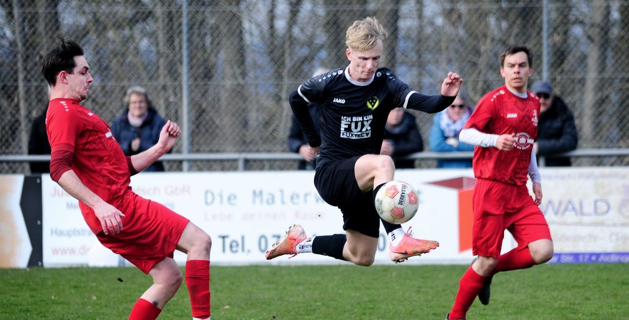 Artistisch: Der Aidlinger Tim Oehler zwischen zwei Spielern des SV Magstadt.