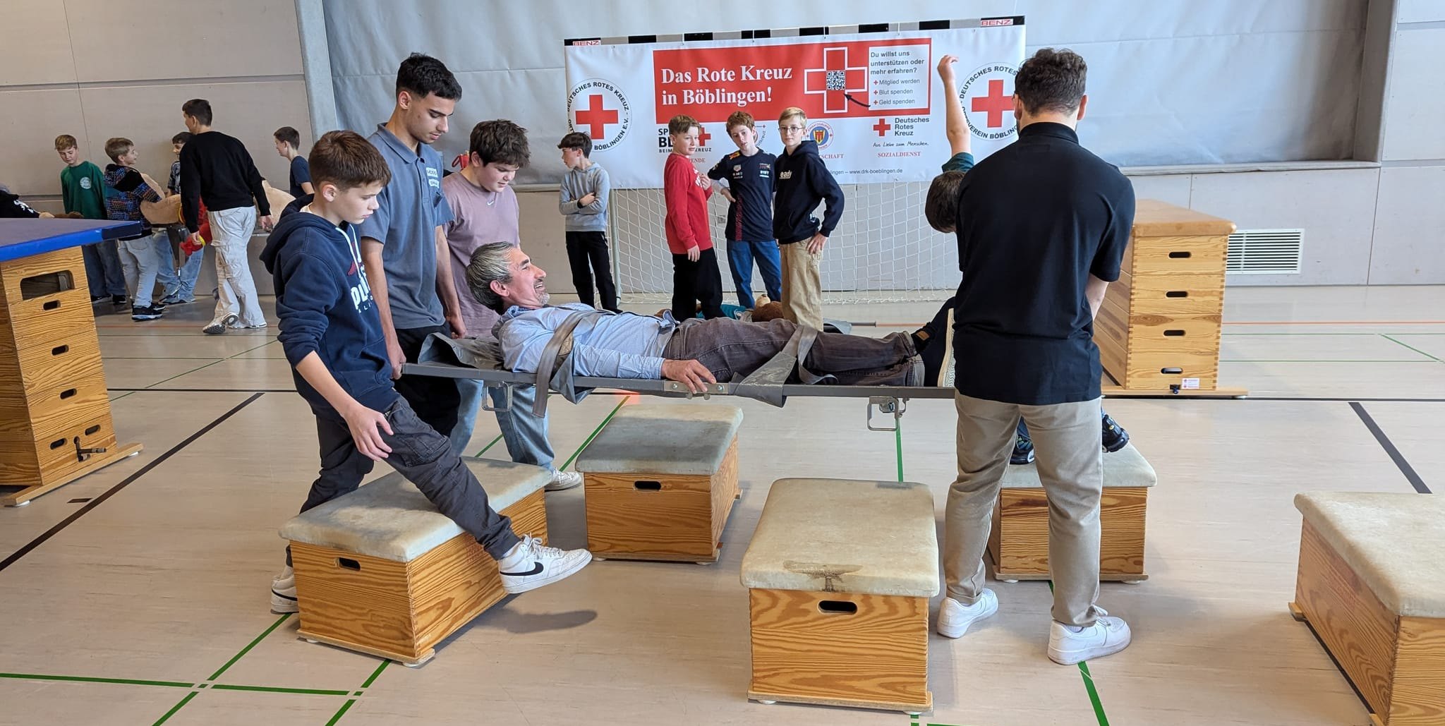 Von der stabilen Seitenlage über Krankentransport bis hin zum Defibrillator durften die Klassen erfahren, was es bedeutet, Ersthelfer zu sein.