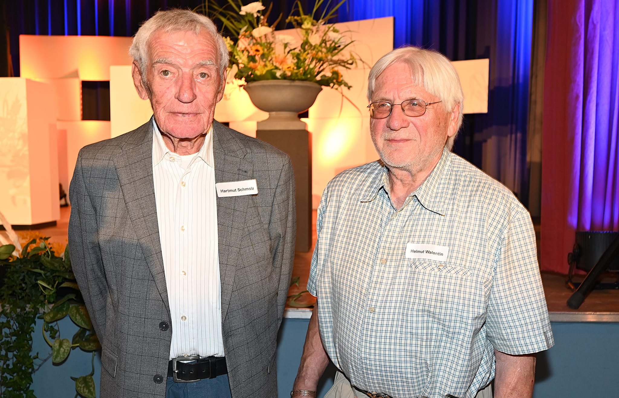 Hartmut Schmolz (links) und Helmut Walentin (rechts) sind seit 60 Jahren Mitglieder der Raiffeisenbank Aidlingen und wurden dafür in der Generalversammlung geehrt.