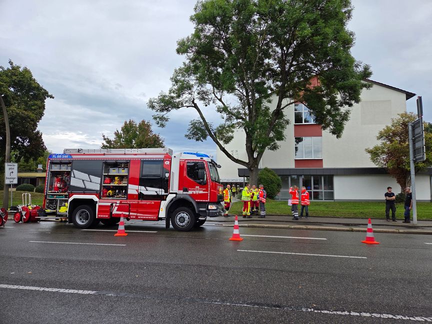 Feuerwehr und Rettungskräfte rückten am Donnerstag zur Gottlieb Daimler Schule aus, nachdem dort Rauch festgestellt worden war.