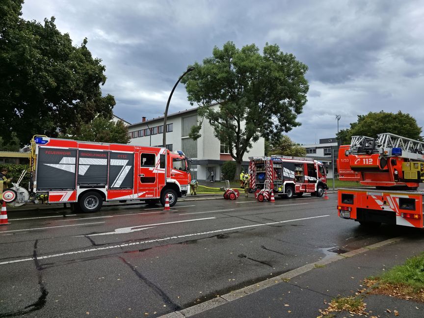 Feuerwehr und Rettungskräfte rückten am Donnerstag zur Gottlieb Daimler Schule aus, nachdem dort Rauch festgestellt worden war.Bilder: SDMG/Dettenmeyer