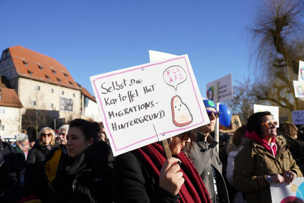 Mit kreativen Schildern zeigten sich die Teilnehmer.