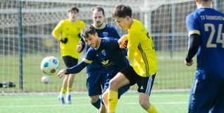 Manuel  Deichsel wird von einem Spieler des TV Echerdingen II bedrängt.