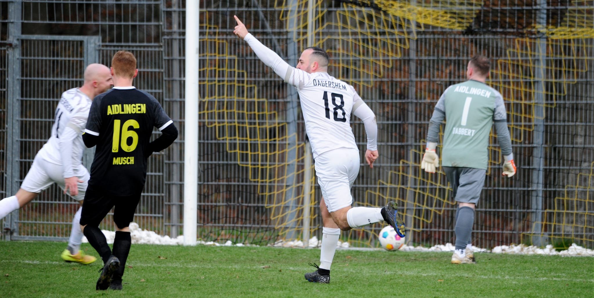 Karim Kretschmer dreht nach seinem Treffer zum 1:0 für Dagersheim eine Runde auf dem Vogelherdle.Bild: Photostampe