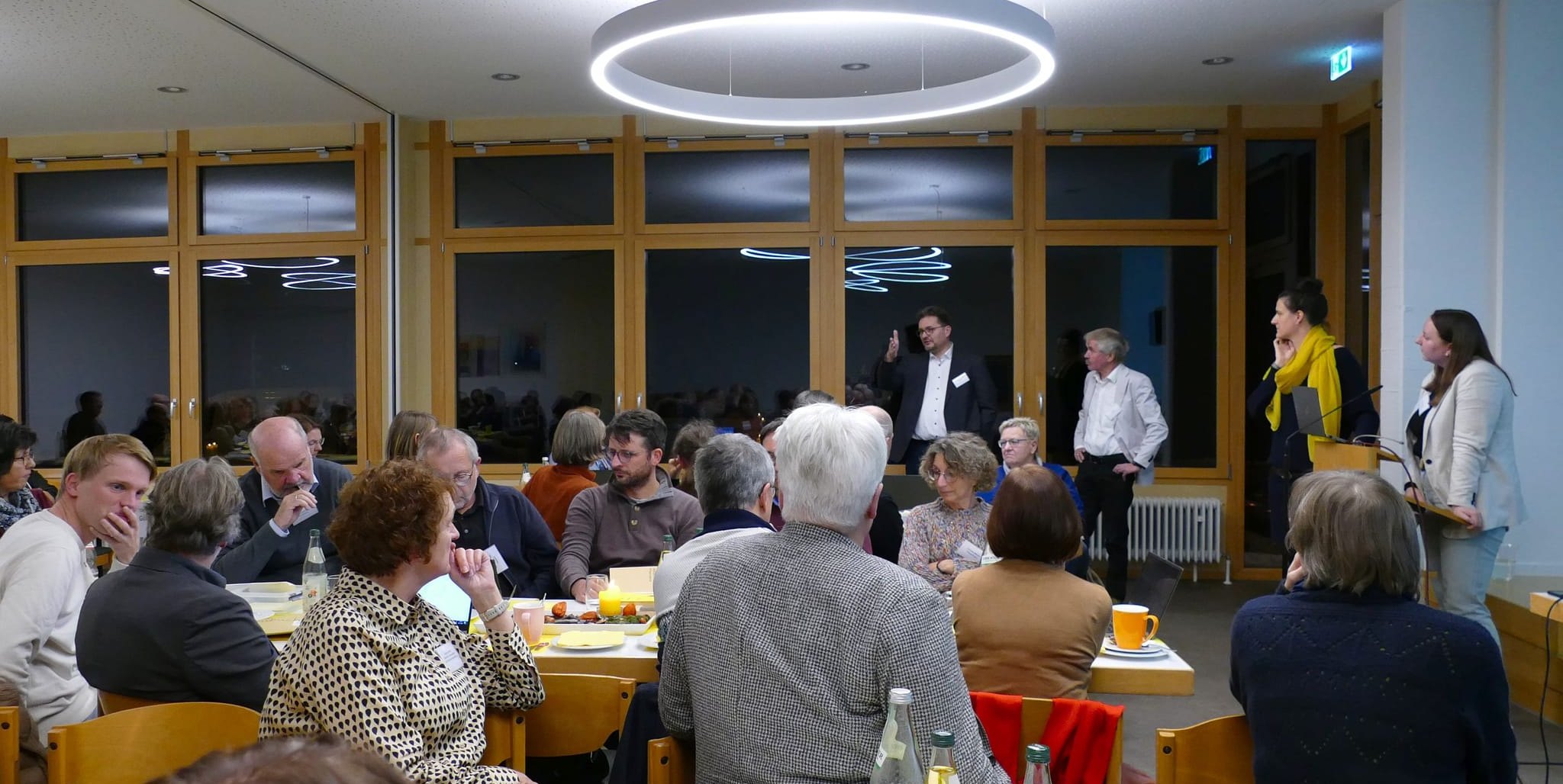Die Synodalen diskutieren mit Dekan Markus Frasch (stehend von links), Arnd Rehn (Vorsitzender der Synode), Maren Stepan, Leiterin der neuen Revionalverwaltung und Franziska Alter (Kirchenpflege).