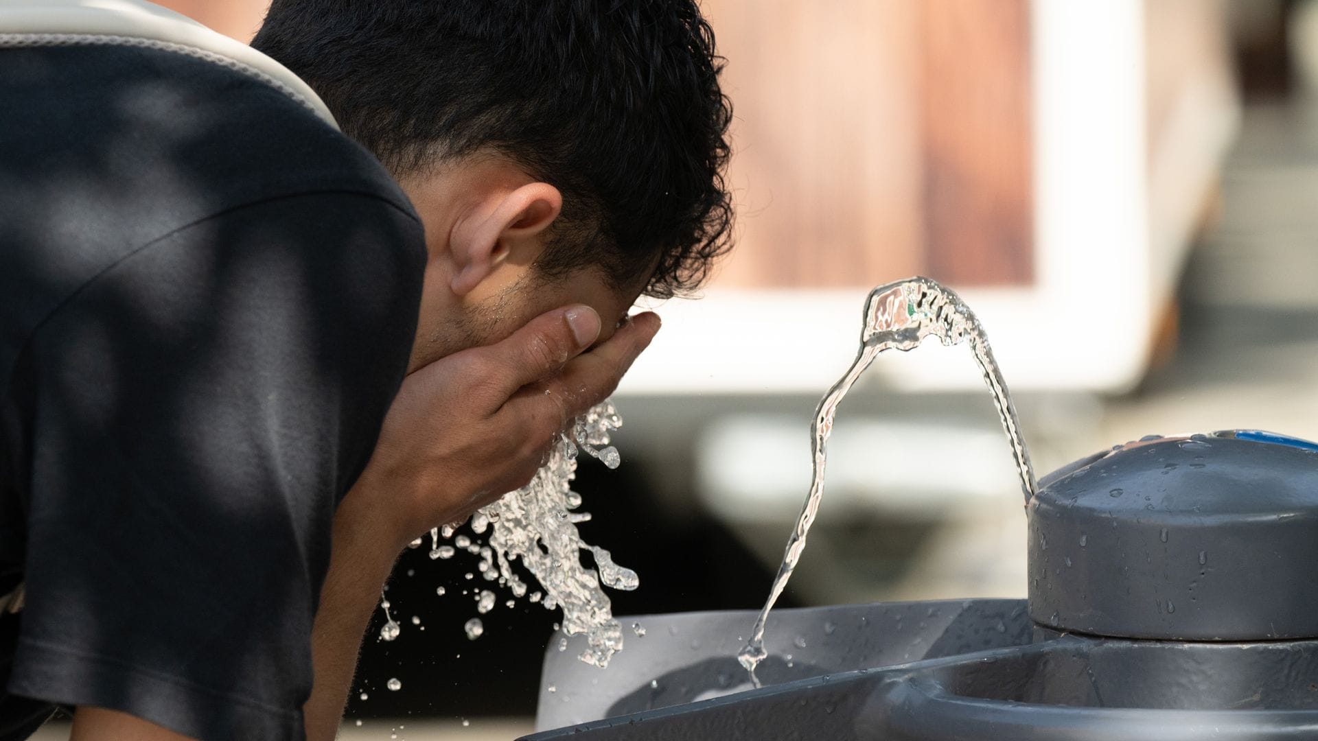 Mehr trinken als sonst ist Experten zufolge besonders während längerer Hitzewellen wichtig, da sonst Dehydration droht.