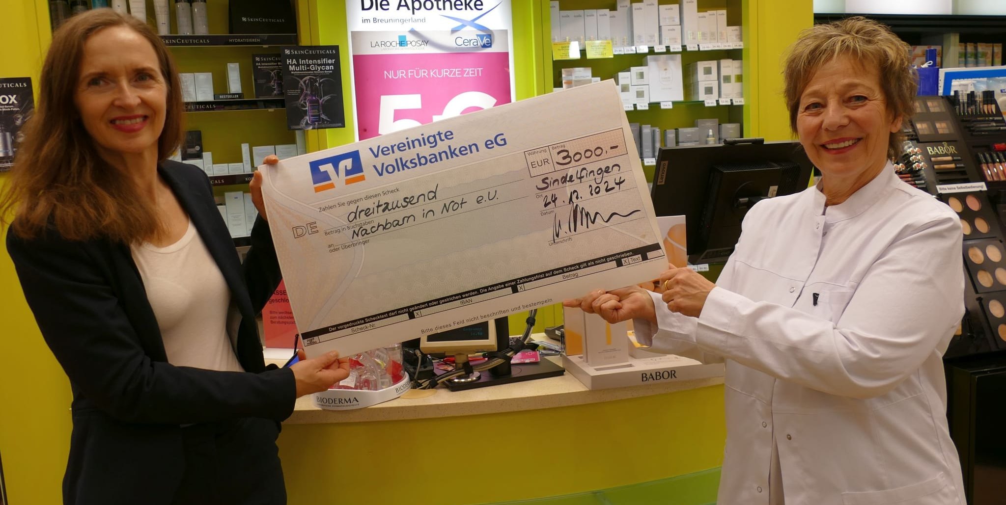 Apothekerin Ulrike Herrmann (rechts) überreicht Carmen Bühl die „Weihnachtsgeschenke“.