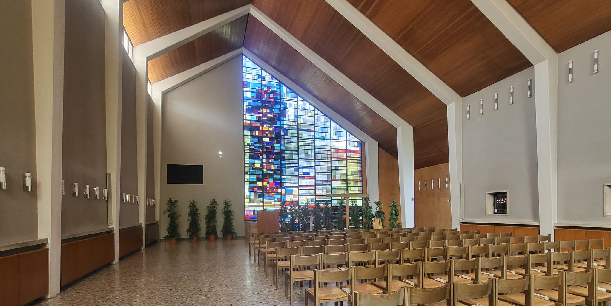 Helle Gestaltung, offene Architektur und eine farbige Glaswand prägen die große Aussegnungshalle. Sie bietet Raum für bis zu 300 Trauergäste.