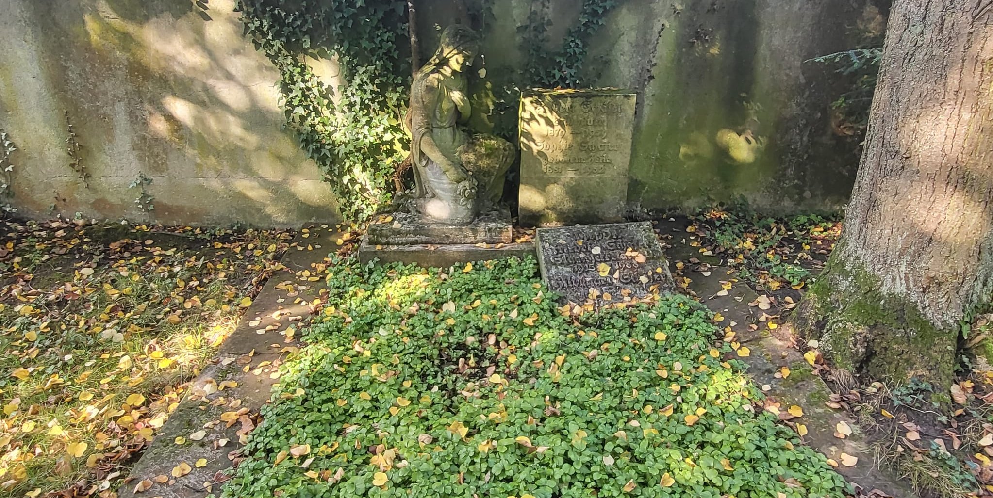 Das älteste Grab auf dem Burghaldenfriedhof gehört dem Bildhauer Robert Schäfer - bekannt für die "Schwätzweiber" am Sindelfinger Marktplatz.