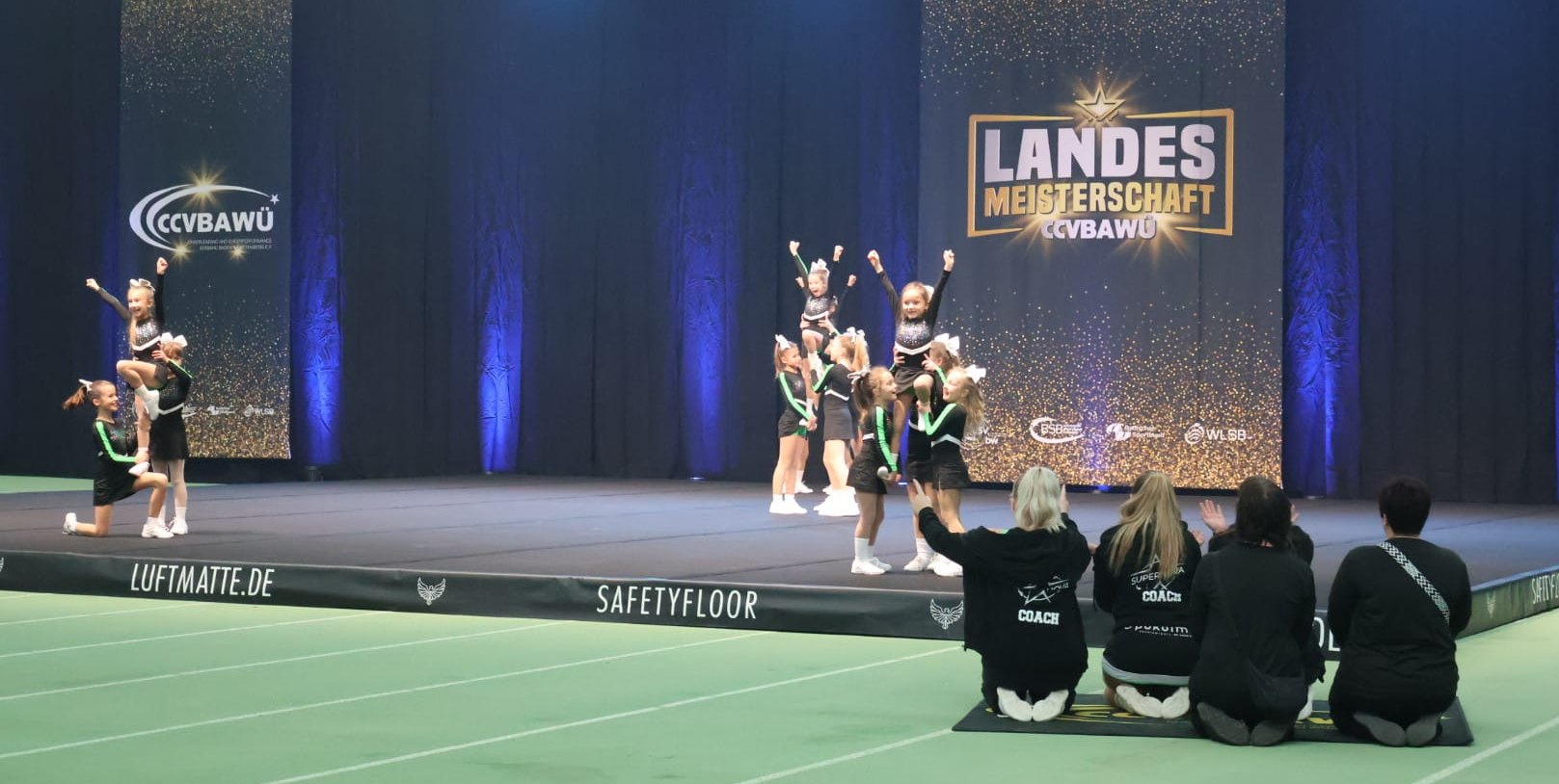 Schon die Kleinsten haben großen Spaß an den Hebefiguren.  Bilder: Beelmann