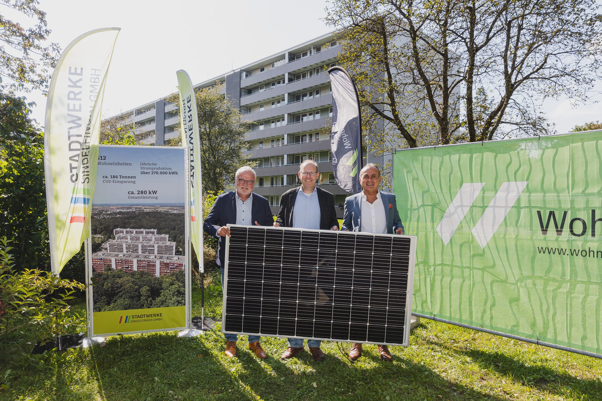 Dr. Karl Peter Hoffmann (Geschäftsführer der Stadtwerke Sindelfingen Gmbh), Oberbürgermeister Dr. Bernd Vöhringer und Georgios Tsomidis (Geschäftsführer der Wohnstätten). Bild: z