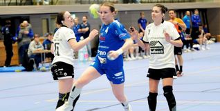 Denise Dieterle (Mitte) und die HSG Böblingen/Sindelfingen 2 spielen auch in der nächsten Saison in der Handball-Landesliga.