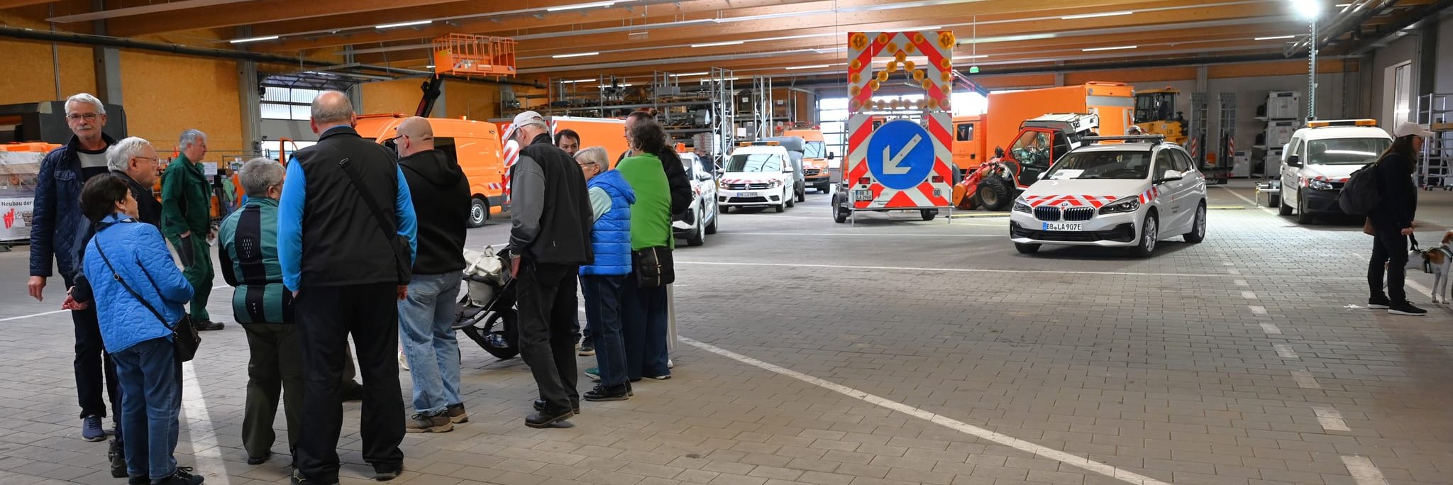 Treffpunkt Fahrzeughalle: In kleinen Gruppen ging es in der Straßenmeisterei auf Erkundungstour. Bild: Reichert