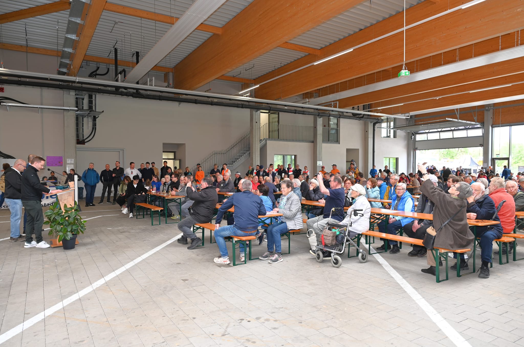 Die große Fahrzeughalle in der Straßenmeisterei Magstadt wurde für den Tag der offenen Tür zur Festhalle. Bild: Reichert