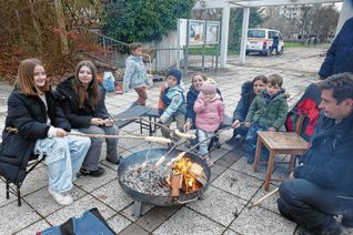 Neben Stockbrot gab es noch Kreativstationen, Verkaufstische mit handgefertigten Produkten, Leckereien wie Waffeln, Crêpes, Kuchen, Glühwein und Punsch.