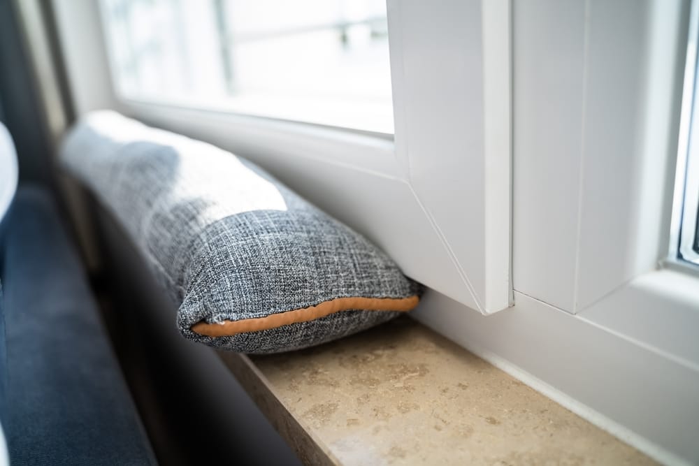 Erfahren Sie, wie Sie Zugluftquellen in Ihrer Wohnung aufspüren und effektiv beseitigen können, um Heizkosten zu senken und ein angenehmes Raumklima zu schaffen.