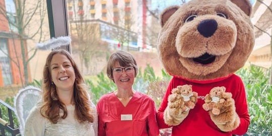 Weihnachtsüberraschung in der Klinik für Kinder- und Jugendmedizin Böblingen und Kindernotfallambulanz (von links) Sarah Fauß, Breuningerland, Carmen Thieme, Klinik-Bereichsleitung, und der Breuni-Bär.