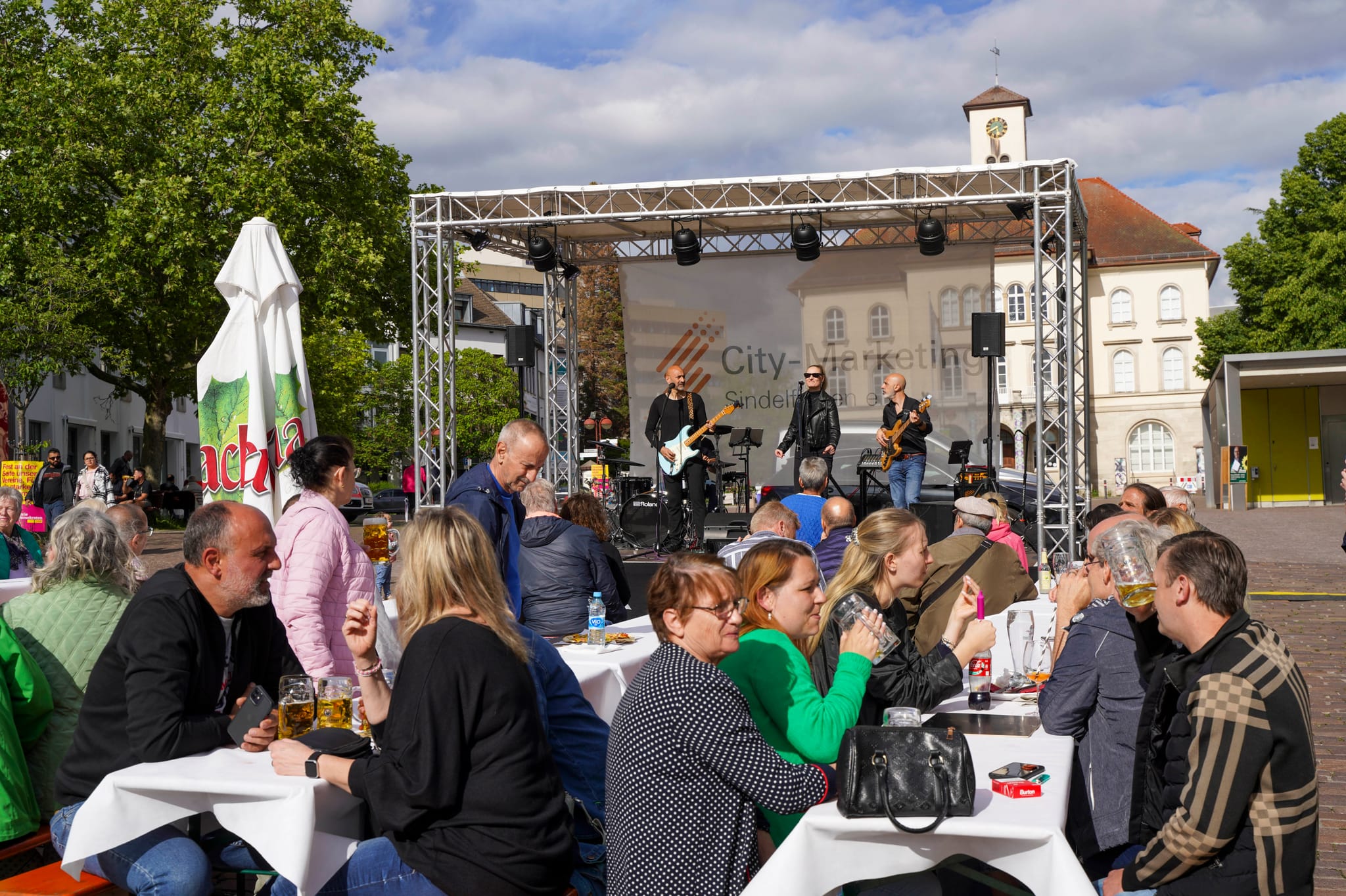 Musikalisch wird von Rock bis Pop, von Schlager bis Country alles geboten.