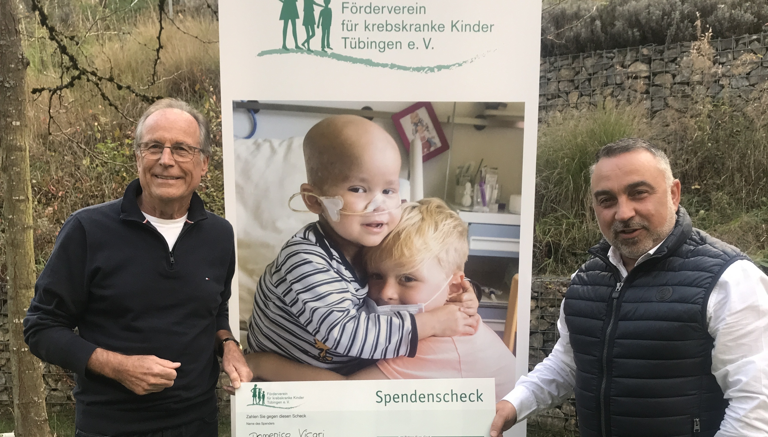 Horst Simschek vom Förderverein für krebskranke Kinder Tübingen (links) nimmt den Scheck von Domenico Vicari entgegen.       Bild: z