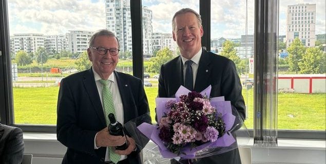 DRK-Generalsekretär Christian Reuter (rechts) verabschiedet Michael Steindorfner als Vorsitzenden des Rechtsausschusses des DRK-Bundesverbandes