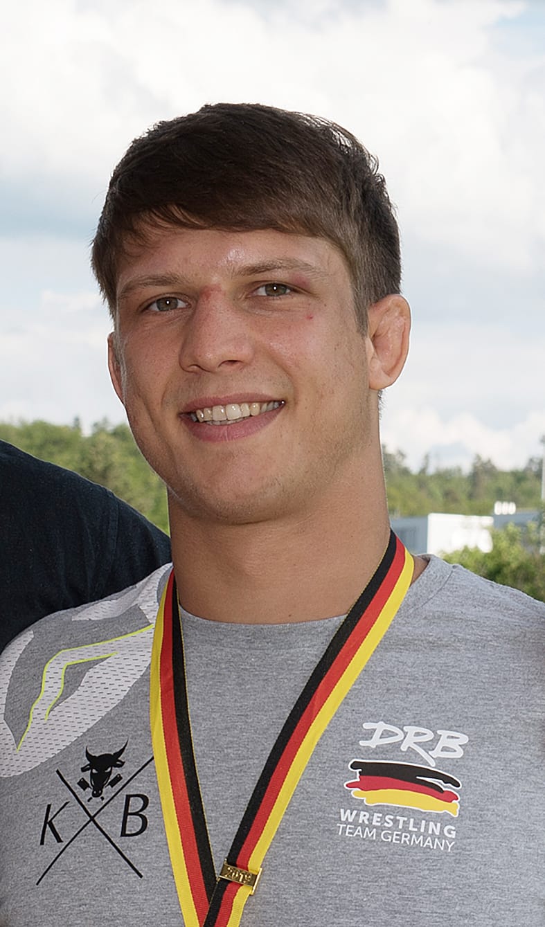 Gruppenbild mit Medaille.