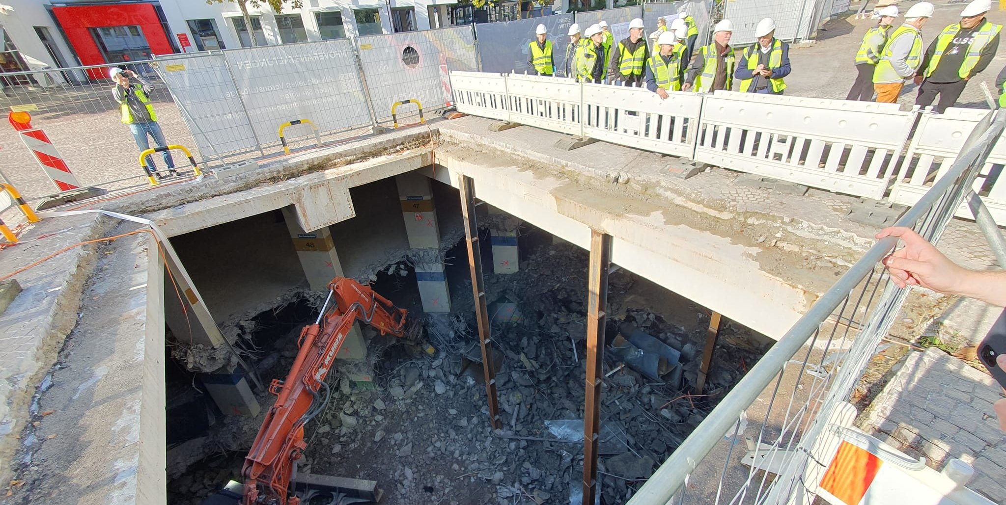 So sieht es hinter dem Bauzaun aus: Die Sindelfinger Stadträte werfen ein Blick in die Marktplatz-Tiefgarage. Knapp 40 Millionen Euro kostet das Vorhaben Stand heute. Ende 2028 soll es abgeschlossen sein.