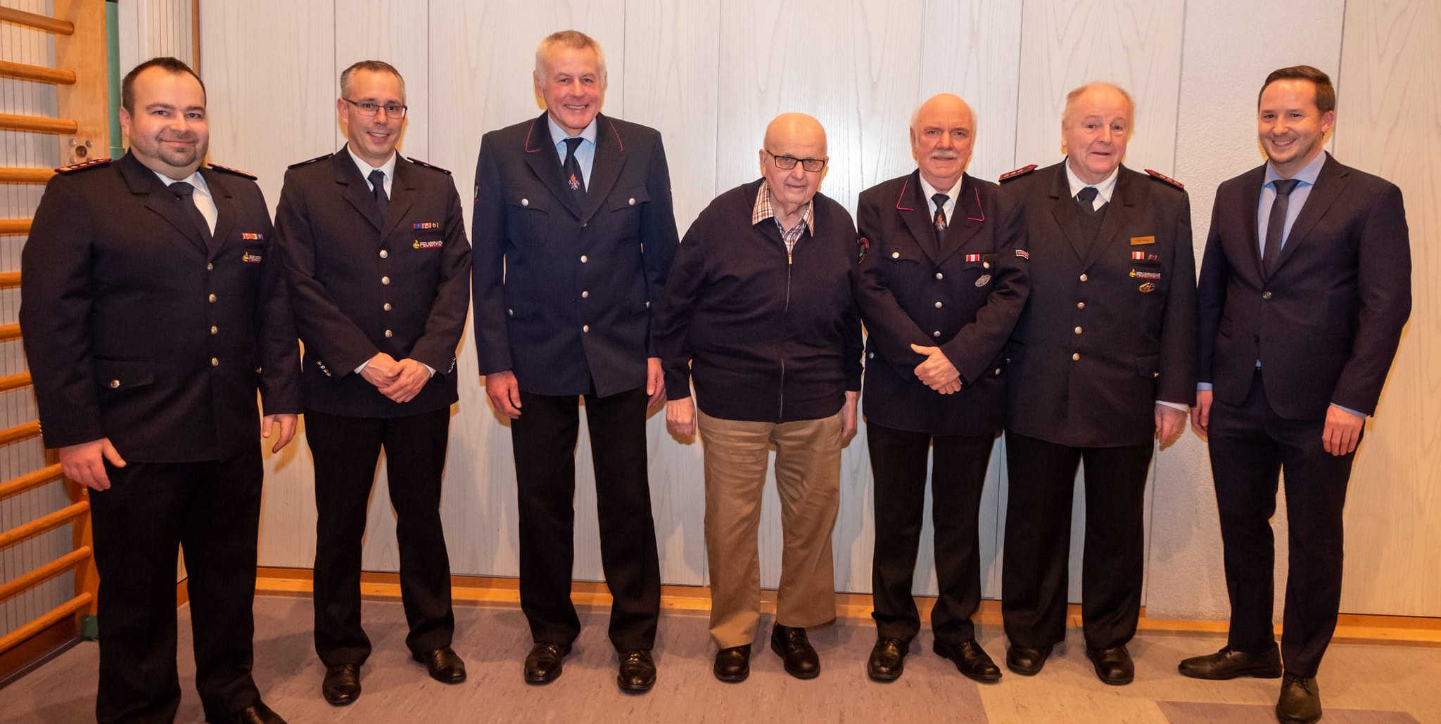 Kommandant Marco Gund,und sein Stellvertreter Steffen Breitmeyer ehrten mit Bürgermeister Florian Glock (rechts) Dieter Stegmüller (50 Jahre), Heinz Laib (70 Jahre), Peter Bohlinger und Werner Flad (beide 50 Jahre) für ihre langjährige Zugehörigkeit bei der Feuerwehr Magstadt.