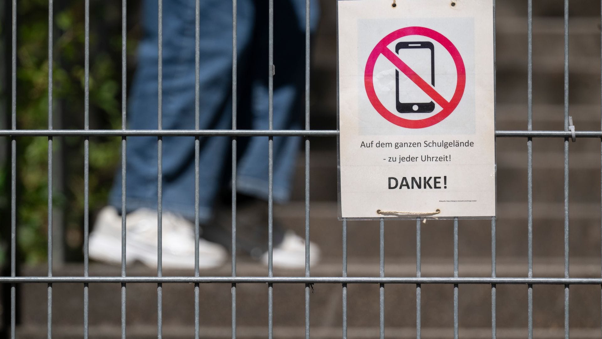 Längst gibt es Schulen mit Handyverbot. Allerdings ist die Situation in den einzelnen Bundesländern unterschiedlich. (Symbolbild)