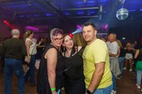 So war es bei der 90er Party in der Legendenhalle der Motorworld in BB bei bester Stimmung