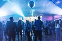 So war es bei der 90er Party in der Legendenhalle der Motorworld in BB bei bester Stimmung