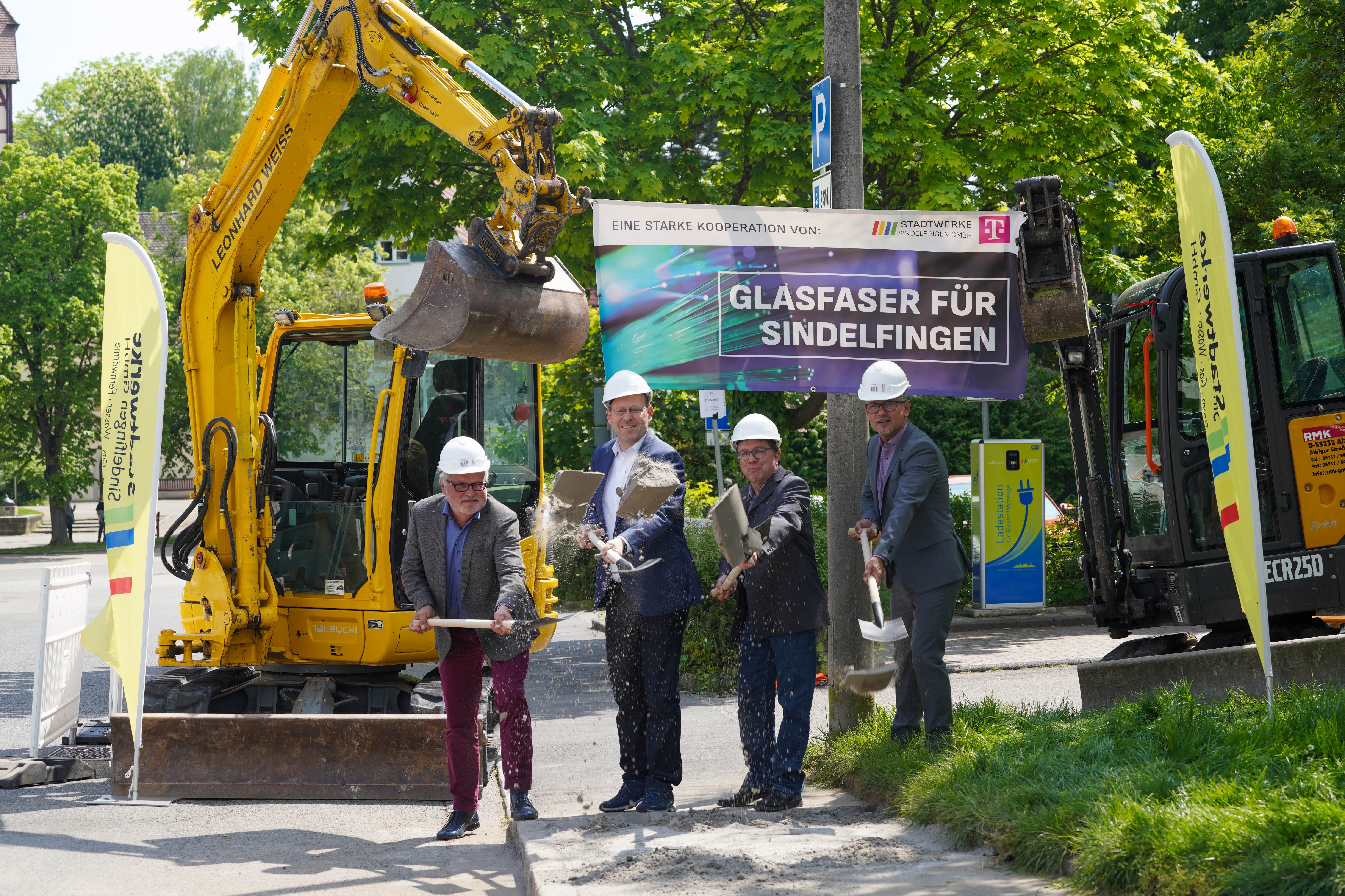 Auf gute Zusammenarbeit (von links): Dr. Karl Peter Hoffmann, Geschäftsführer der Stadtwerke Sindelfingen; Sindelfingens OB Dr. Bernd Vöhringer; der Maichinger Ortsvorsteher Wolfgang Stierle und Stefan Winkler, Regio-Manager Süd-West bei der Telekom. Bild: Dettenmeyer