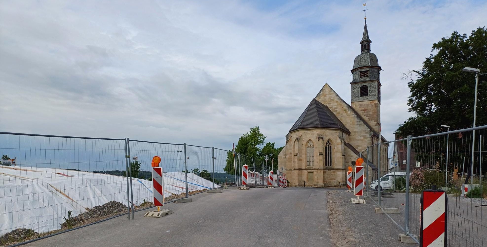 Die Bauzäune an der Grabungsstätte bleiben vorerst stehen, weil das Areal gesichert werden muss.