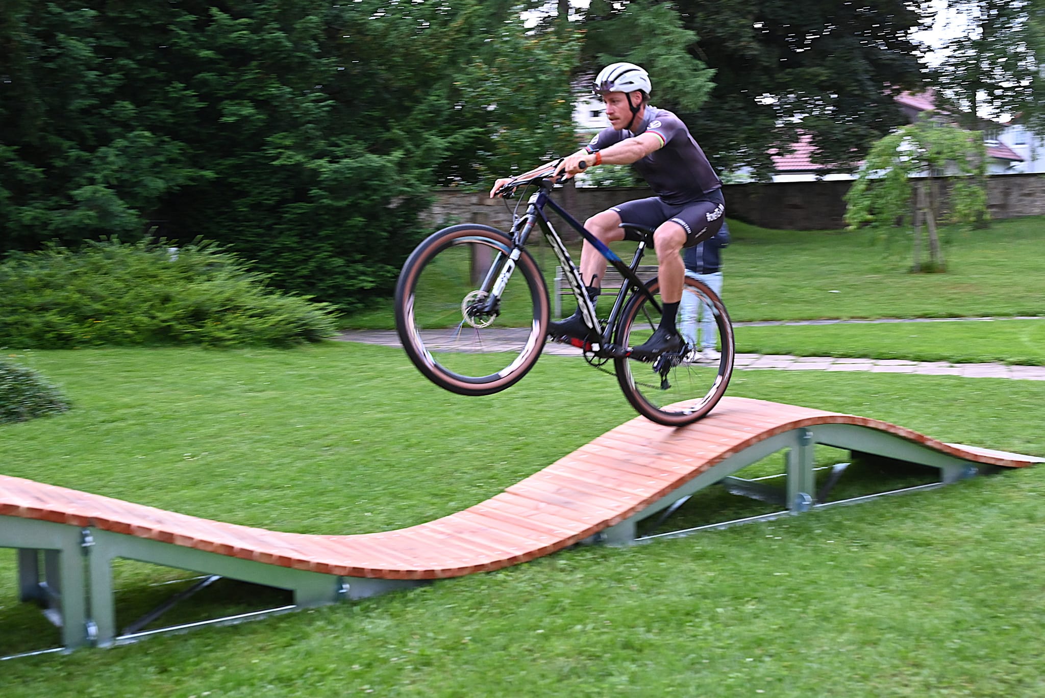 Simon Gegenheimer zeigt auf der Pumptrack vor der evangelischen Kirche in Kuppingen, wie gut er sein Mountainbike beherrscht.    Bild: Reichert