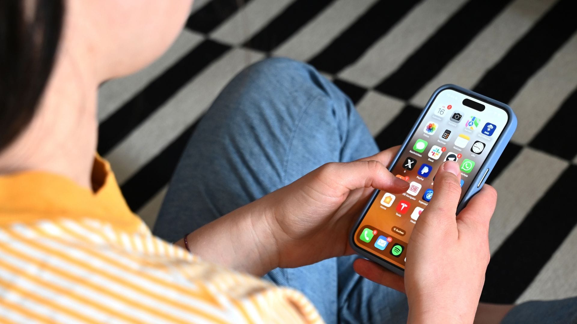 Die Schülerinnen und Schüler sollten Regeln für den Klassenchat festlegen und Eltern ihre Kinder beim Umgang mit dem Smartphone begleiten, fordern Fachleute. (Archivbild)