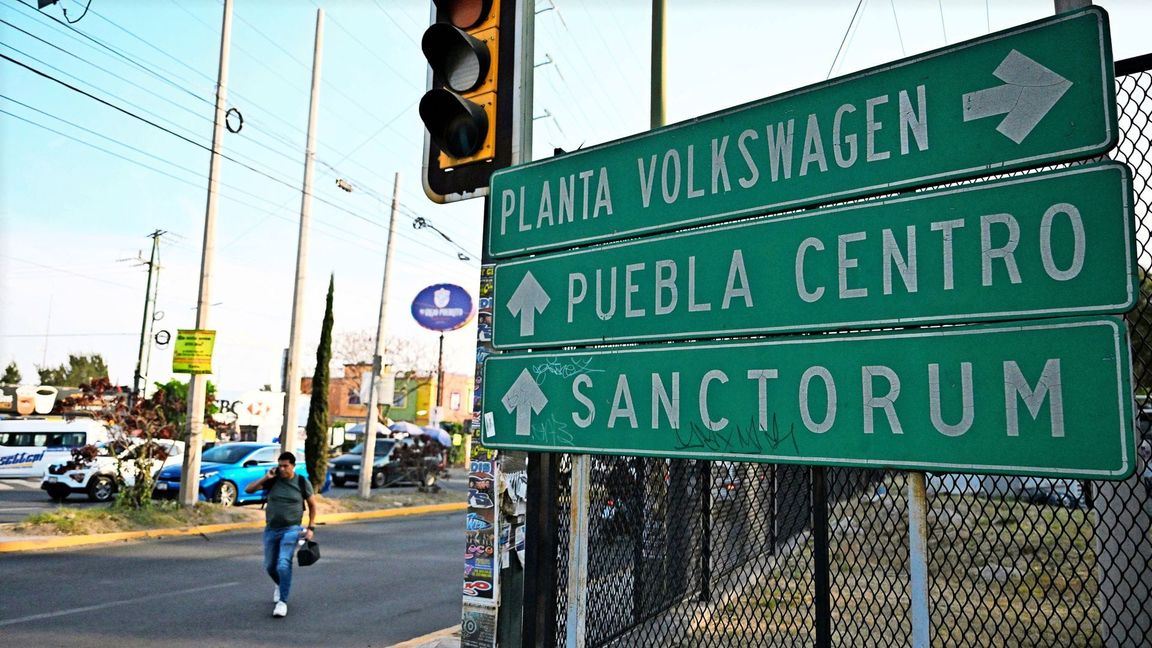 Eingang zum Volkswagen-Werk in Puebla – die Stadt ist eine der wichtigsten Autostädte Lateinamerikas.